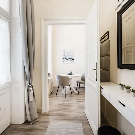 Andrassy 13 Center *
