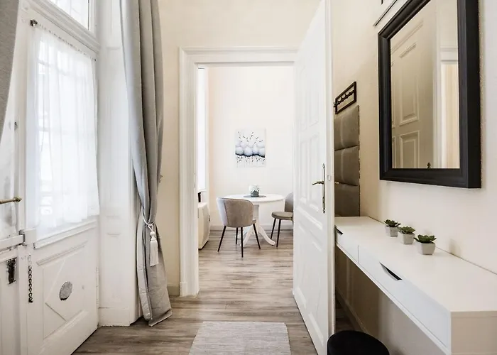 Andrassy 13 Center *