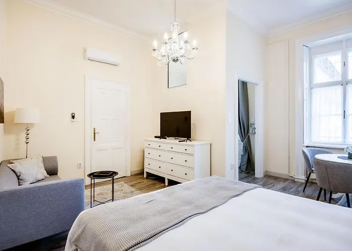 Andrassy 13 Center Apartman *